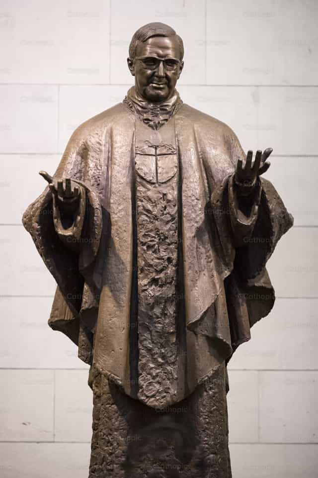 Escultura de san Josemaría en la Almudena - Banco de imágenes católicas - Fotografía por Álvaro García