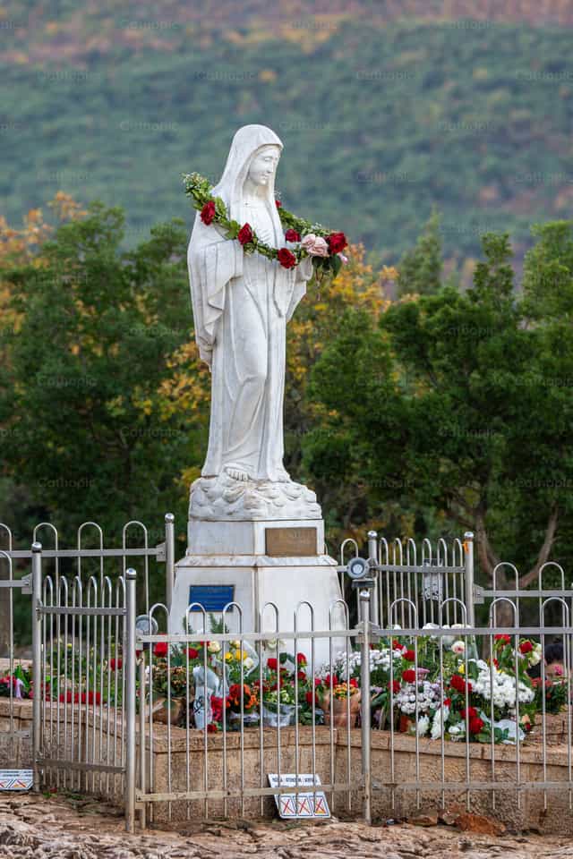 La estatua de Nuestra Señora en la Colina de las Apariciones - Banco de imágenes católicas