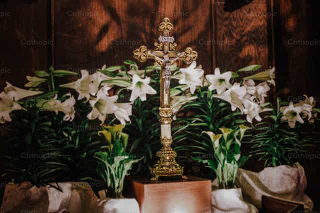 Crucifixo com Lírios - Imagens católicas de stock - Foto de Nicole Bojda