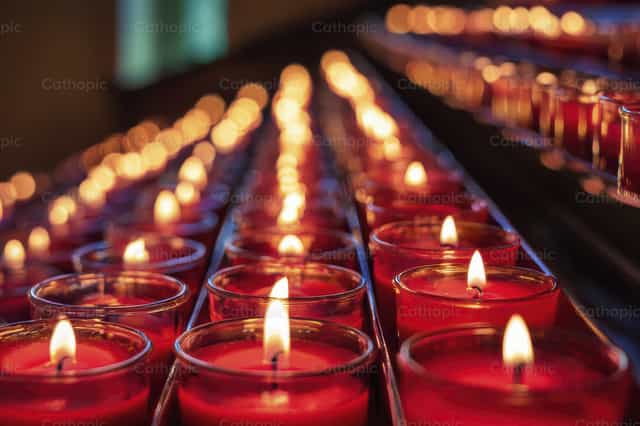 Velas acesas na igreja - Imagens católicas de stock
