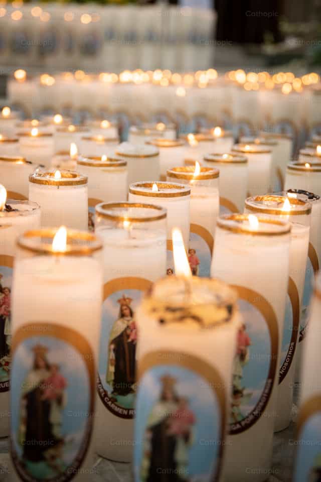 Velas votivas para Nossa Senhora do Carmo - Imagens católicas de stock