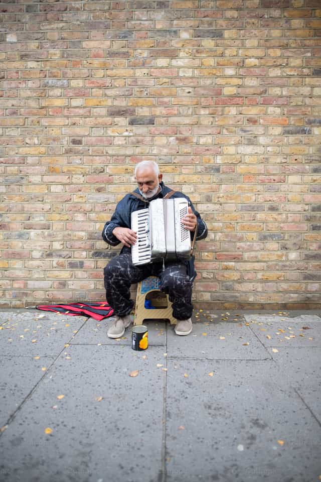 Musico callejero - Banco de imágenes católicas - Fotografía por José Ángel SH