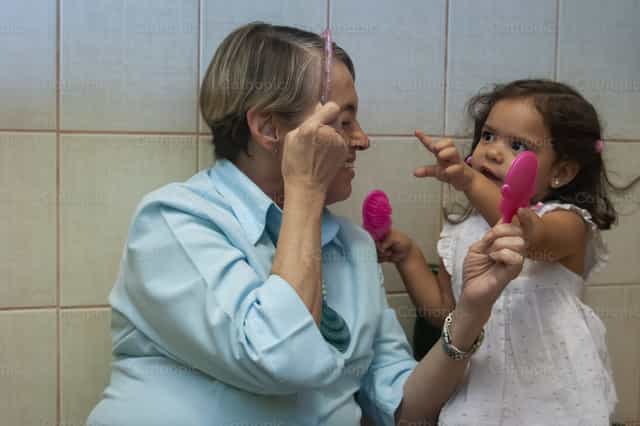 Abuela y nieta jugando - Banco de imágenes católicas - Fotografía por Pitangus Alfonso Asensio
