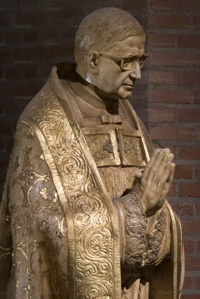 San Josemaría de rodillas rezando hacia el retablo - Banco de imágenes católicas - Fotografía por Álvaro García