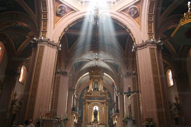 Interior de Parroquia - Banco de imágenes católicas