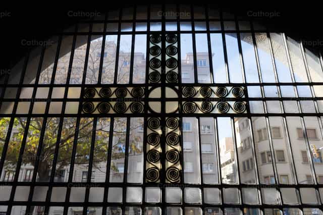 Cruz en la puerta - Banco de imágenes católicas