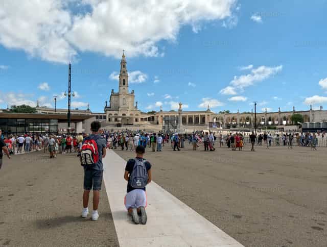 Acompañantes - Banco de imágenes católicas - Fotografía por Saul Ibarra