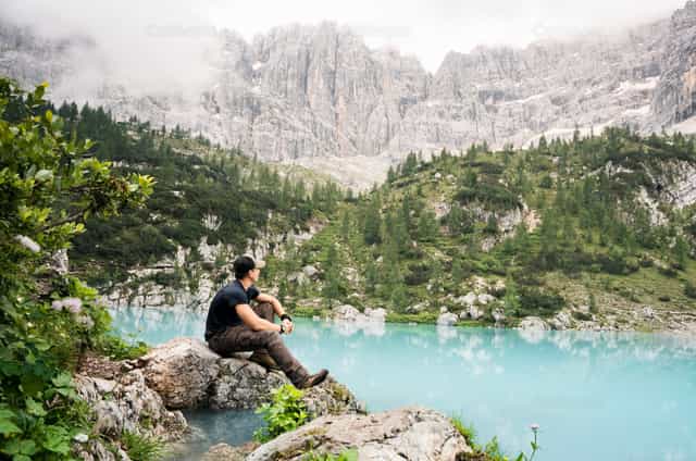 Admirar la belleza de las Dolomitas - Banco de imágenes católicas