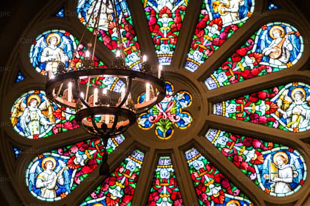 Lámpara de latón y vitral con forma de ángel - Banco de imágenes católicas - Fotografía por Maria Carpenter