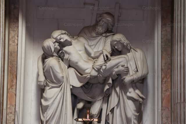 Jesús en los brazos de María - Banco de imágenes católicas - Fotografía por encaminados vamos