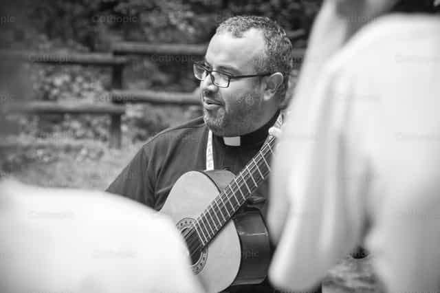 Vivre le sacerdoce avec joie - Images catholiques de stock - Photo de Yandry Fernández Perdomo