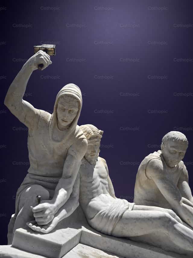 Jesús es clavado en la cruz - Banco de imágenes católicas - Fotografía por Pitangus Alfonso Asensio