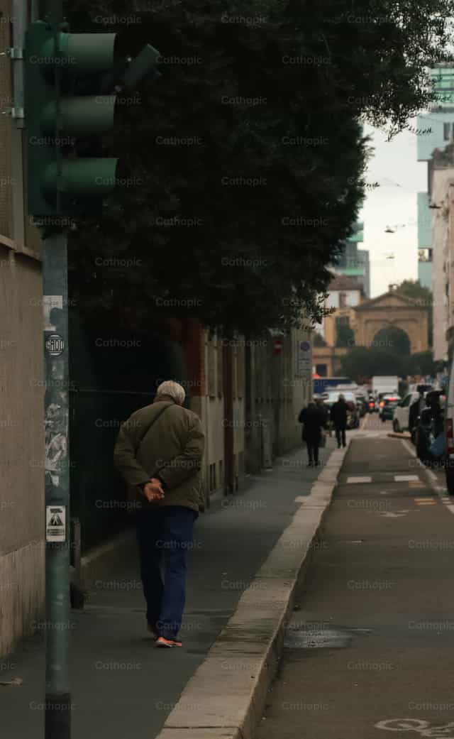 Hombre caminando - Banco de imágenes católicas - Fotografía por Saul Ibarra