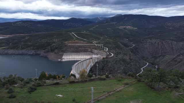 Barragem e água - Imagens católicas de stock - Foto de Saul Ibarra