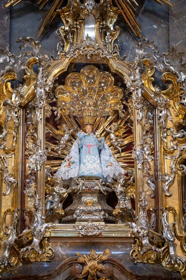 Escultura del Niño Jesús - Banco de imágenes católicas - Fotografía por Metod Perme