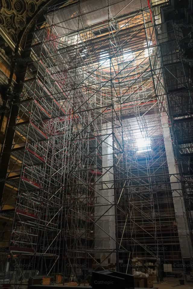 Restoration of church in Rome - Catholic stock images - Photo by Lupe Belmonte