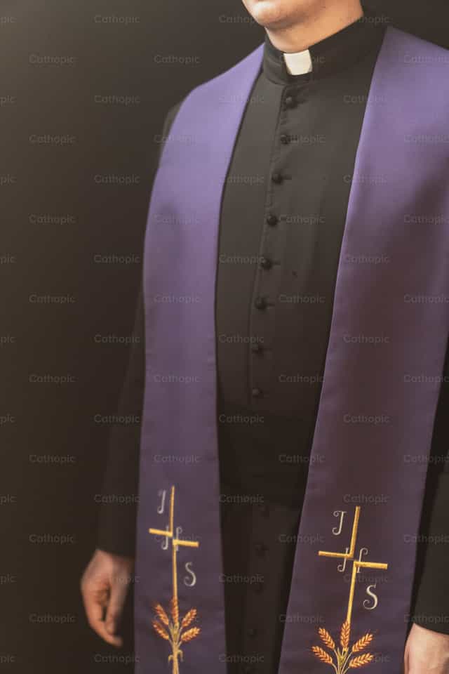 Sacerdote y estola - Banco de imágenes católicas - Fotografía por Jakov Pleše
