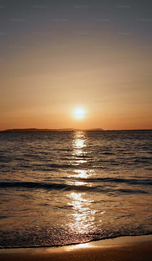 Pôr do sol na praia - Imagens católicas de stock