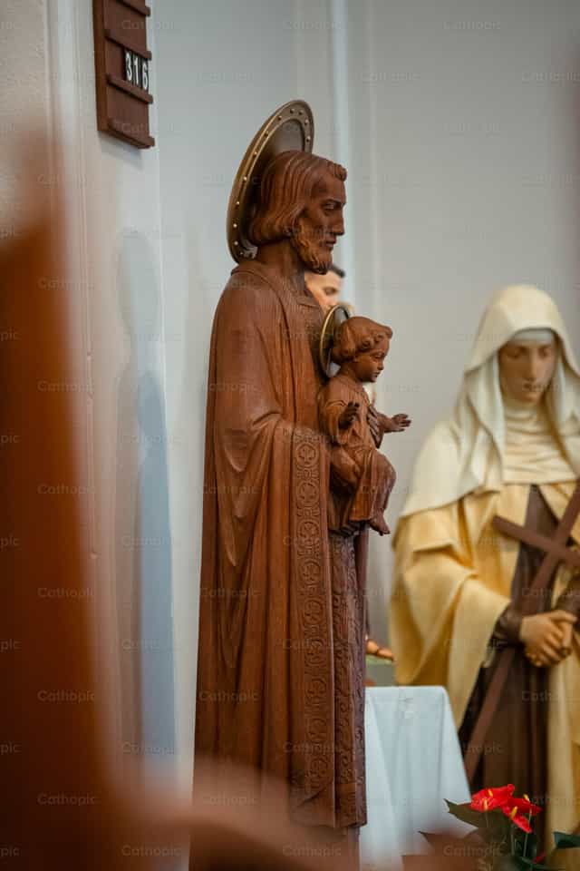 Holzstatue des heiligen Josef, der Jesus hält - Katholische Stockfotos - Foto von Erick Macek