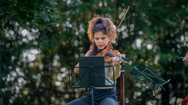 Duo di violino e violoncello nella natura - Immagini stock cattoliche - Foto di Pierluigi Palazzi