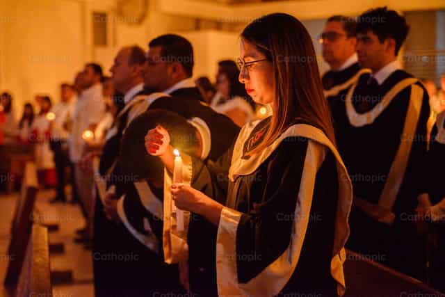 Lector con vela en la Vigilia Pascual - Banco de imágenes católicas - Fotografía por Gerardo Juarez