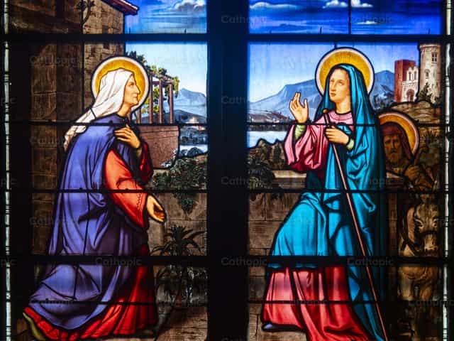 Ventana de vidrieras que representa la escena de la Visitación - Banco de imágenes católicas - Fotografía por Joan Sutter
