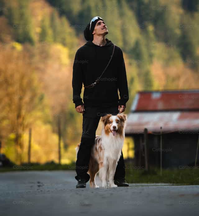 Un joven y su mascota - Banco de imágenes católicas - Fotografía por Santiago de la Hoz
