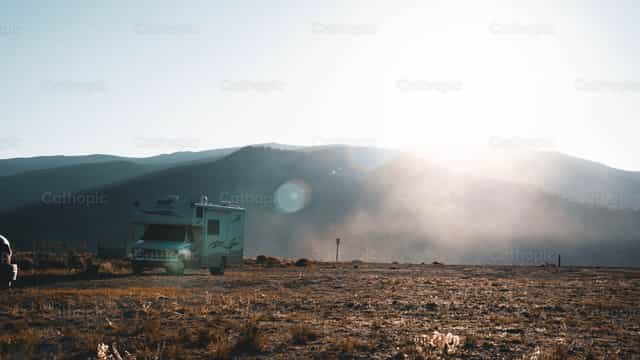 Carretera en medio del bosque - Banco de imágenes católicas - Fotografía por Santiago de la Hoz