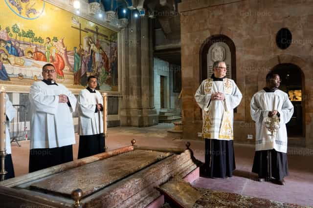 Sacerdotes no Santo Sepulcro - Imagens católicas de stock - Foto de Lupe Belmonte