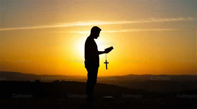 Banal na Pagbasa sa Takipsilim - Mga Catholic stock image - Larawan ni Noemí Márquez