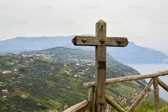 Croix sur une montagne - Images catholiques de stock