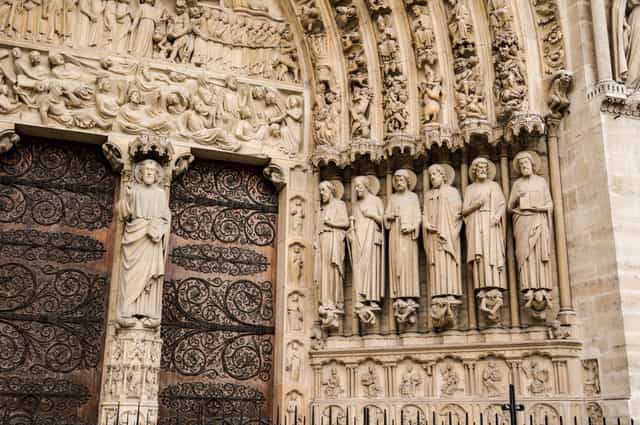 Fassade der Notre-Dame - Katholische Stockfotos