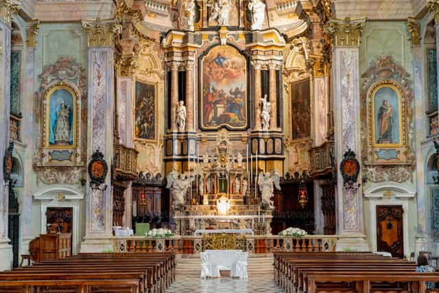 Kirche für eine Hochzeit geschmückt - Katholische Stockfotos