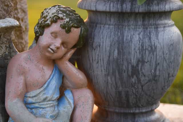 Un ángel dormido en un cementerio - Banco de imágenes católicas - Fotografía por Luisa Oswalt