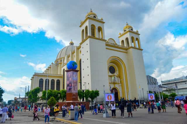 Catedral de San Salvador - Banco de imágenes católicas - Fotografía por Renuévame Señor