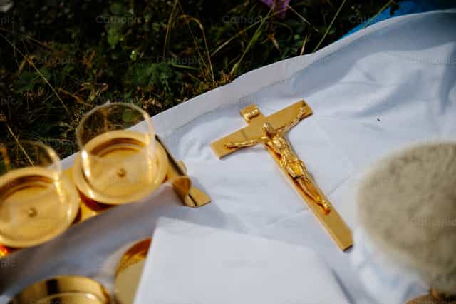 Crucifijo en el altar - Banco de imágenes católicas
