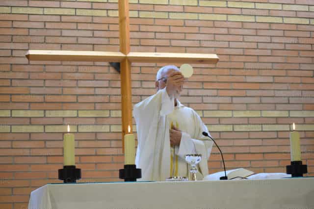 Sacerdote consagrando - Imagens católicas de stock - Foto de Lupe Belmonte