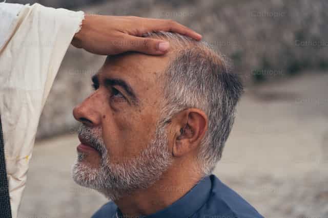 Jesús bendice al sacerdote - Banco de imágenes católicas - Fotografía por Almures Studio