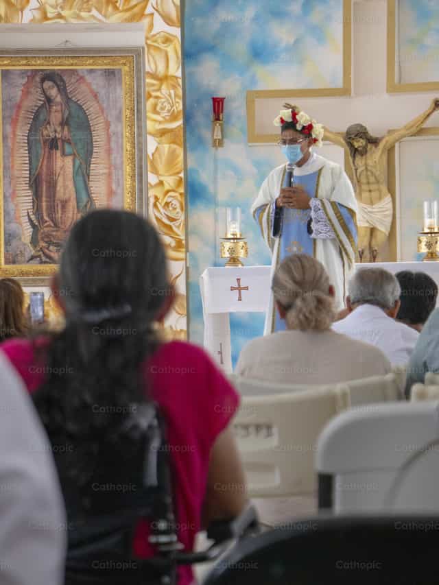 Fils et mère - Images catholiques de stock