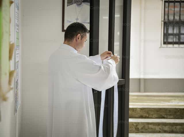 Sacerdote revistiendose - Banco de imágenes católicas - Fotografía por Carolina BR