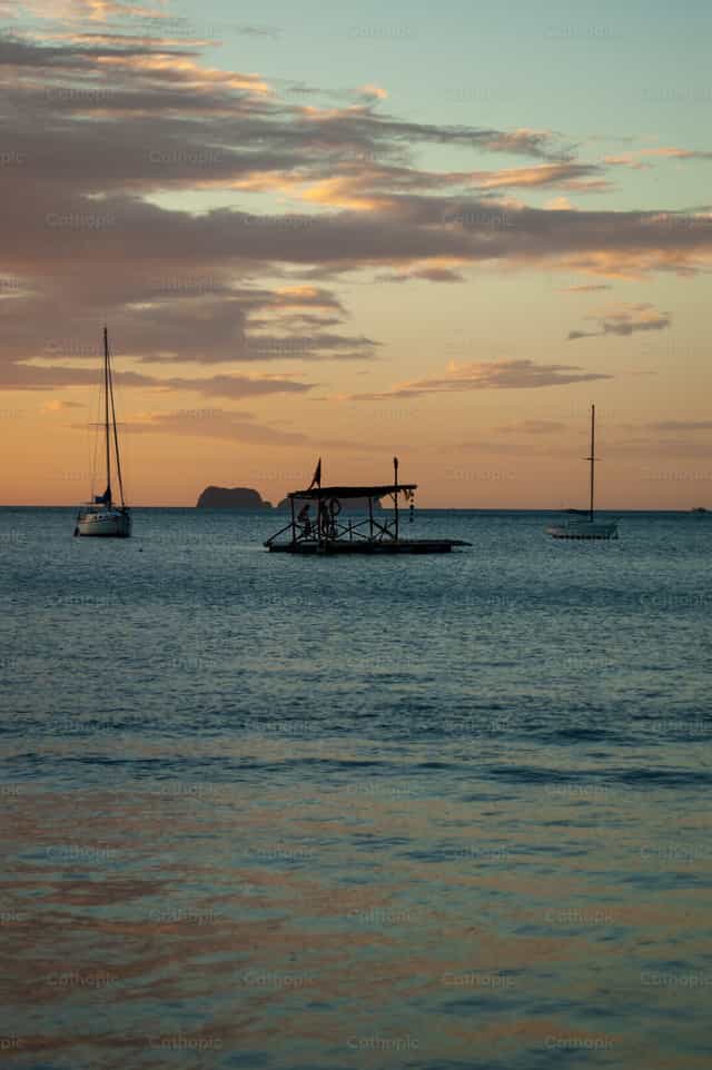 Navegando en el mar - Banco de imágenes católicas - Fotografía por Fio Esq