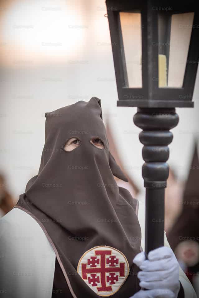Cofrade con capirote durante procesion - Banco de imágenes católicas