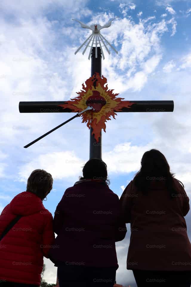 Contemplando la Cruz del Apostolado - Banco de imágenes católicas - Fotografía por Frames Cristianos