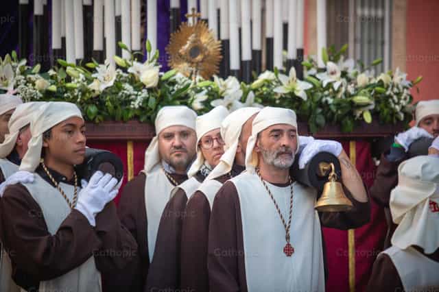 Men united carry the image of Mary - Catholic stock images - Photo by Yandry Fernández Perdomo