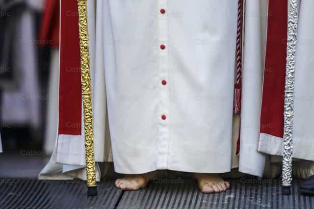 Pies descalzos de un nazareno - Banco de imágenes católicas - Fotografía por Diócesis de Córdoba