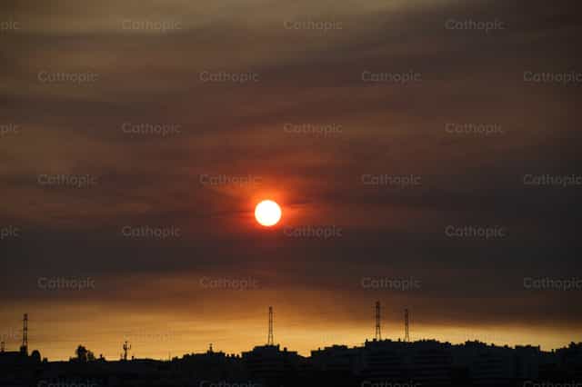 Coucher de soleil sur la ville de Lisbonne - Images catholiques de stock - Photo de Matteo Cavallone