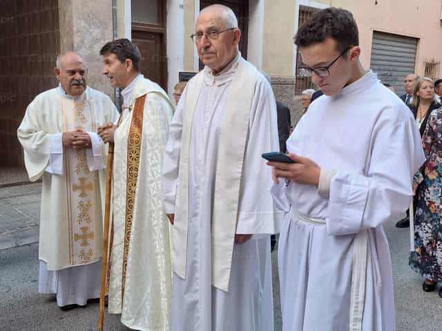 Acólito, Sacerdotes y Diácono - Banco de imágenes católicas - Fotografía por Irene Maciá Doménech