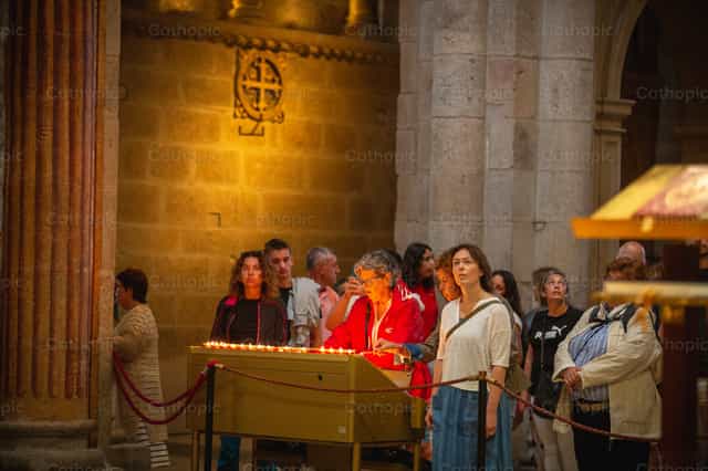 Fiéis acendem velas na Catedral de Santiago - Imagens católicas de stock - Foto de Yandry Fernández Perdomo