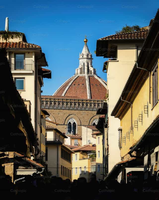 De koepel van Brunelleschi boven Ponte Vecchio - Katholieke stockfoto's