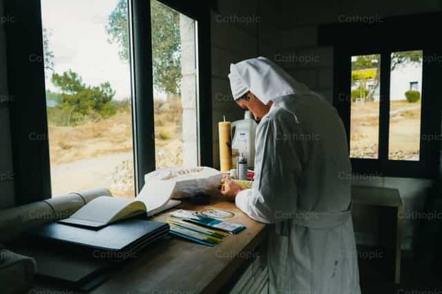 Monja agustina pintando una vela - Banco de imágenes católicas
